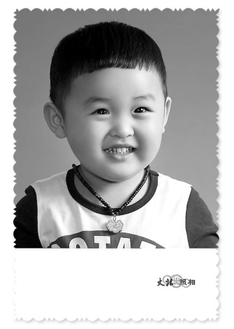 兒(ér)童黑(hēi)白(bái)4寸剪裁大(dà)頭照(zhào)