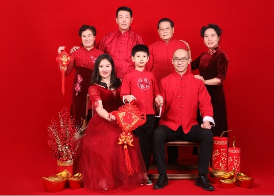 “紅(hóng)系列”家(jiā)庭合影(yǐng)