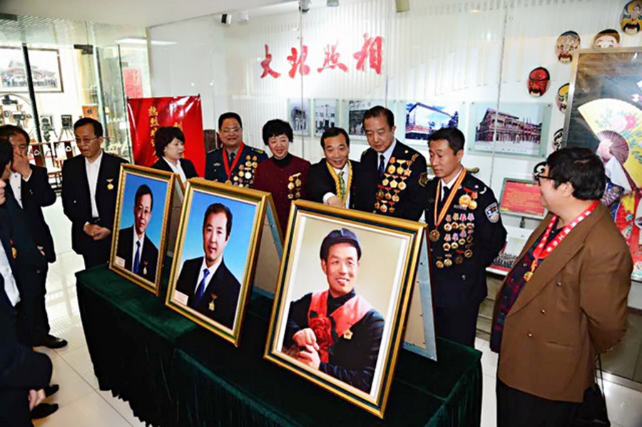 大(dà)北(běi)照(zhào)相(xiàng)推出義務為(wèi)勞模拍(pāi)“榮譽照(zhào)片”服務